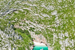 Влёра: тур на скоростном катере к тайной голубой пещере и бухте Грама