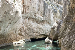 Влёра: тур на скоростном катере к тайной голубой пещере и бухте Грама