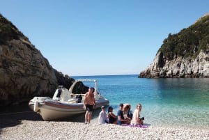 Vlorë: Utflykt med motorbåt till Grama Bay med snorkling och simning