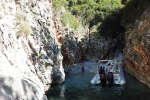 Vlorë: Utflykt med motorbåt till Grama Bay med snorkling och simning