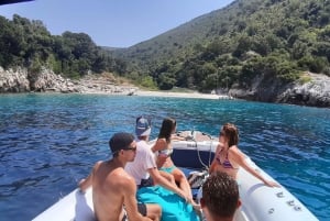 Vlorë: speedboottrip naar Grama Bay met snorkelen en zwemmen