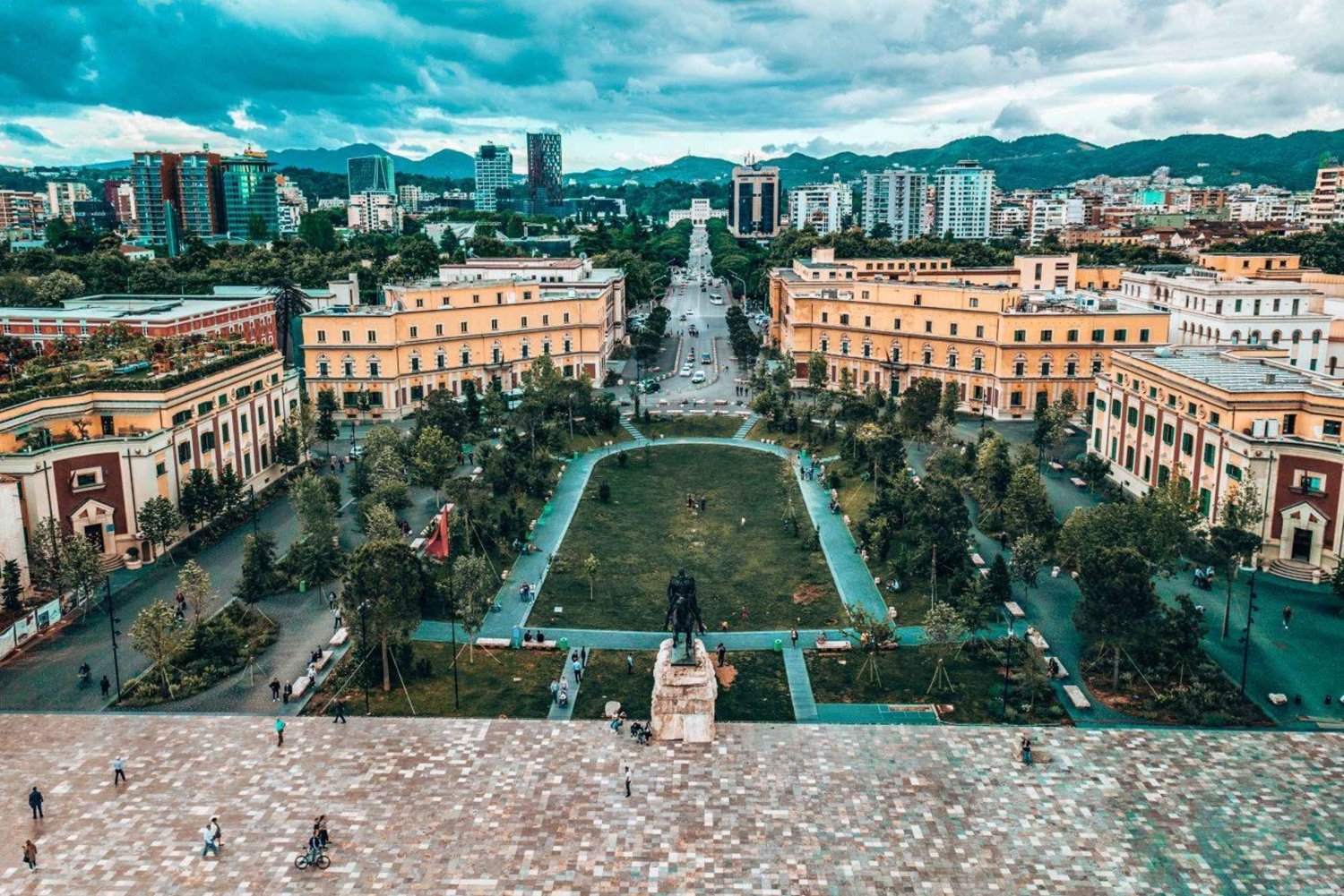 Visita a pie por la ciudad de Tirana a través de sus monumentos (en FRANCÉS)