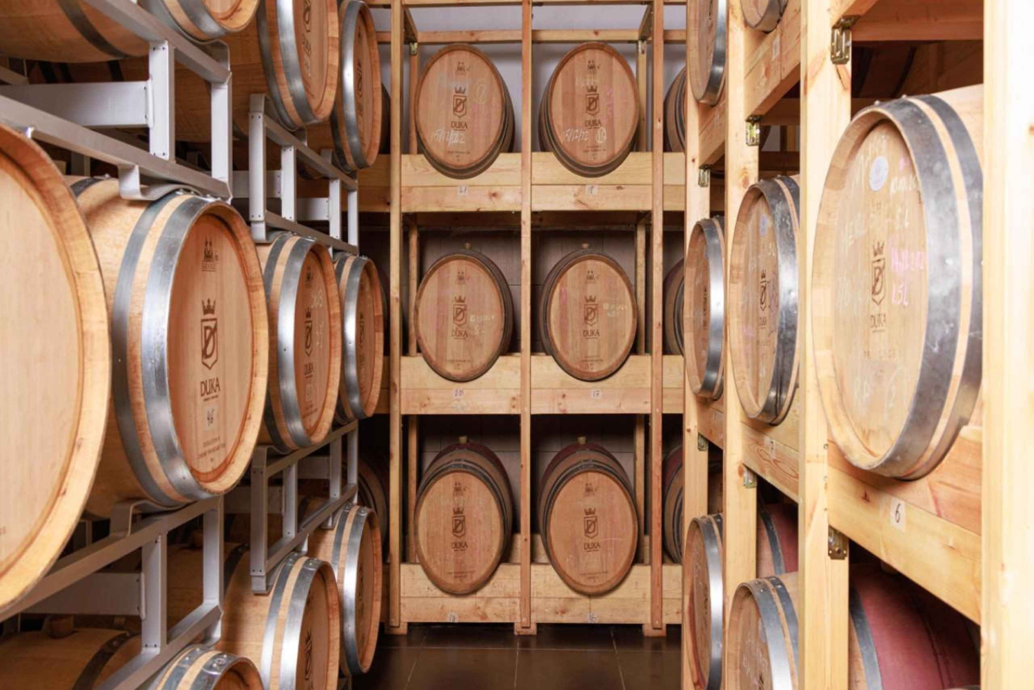 Тур с дегустацией вин, дополнительная экскурсия по винному двору и катание на каяках