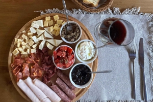 Weinprobe & traditionelles albanisches Essen in Dukat