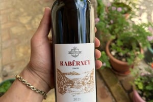 Weinprobe & traditionelles albanisches Essen in Dukat