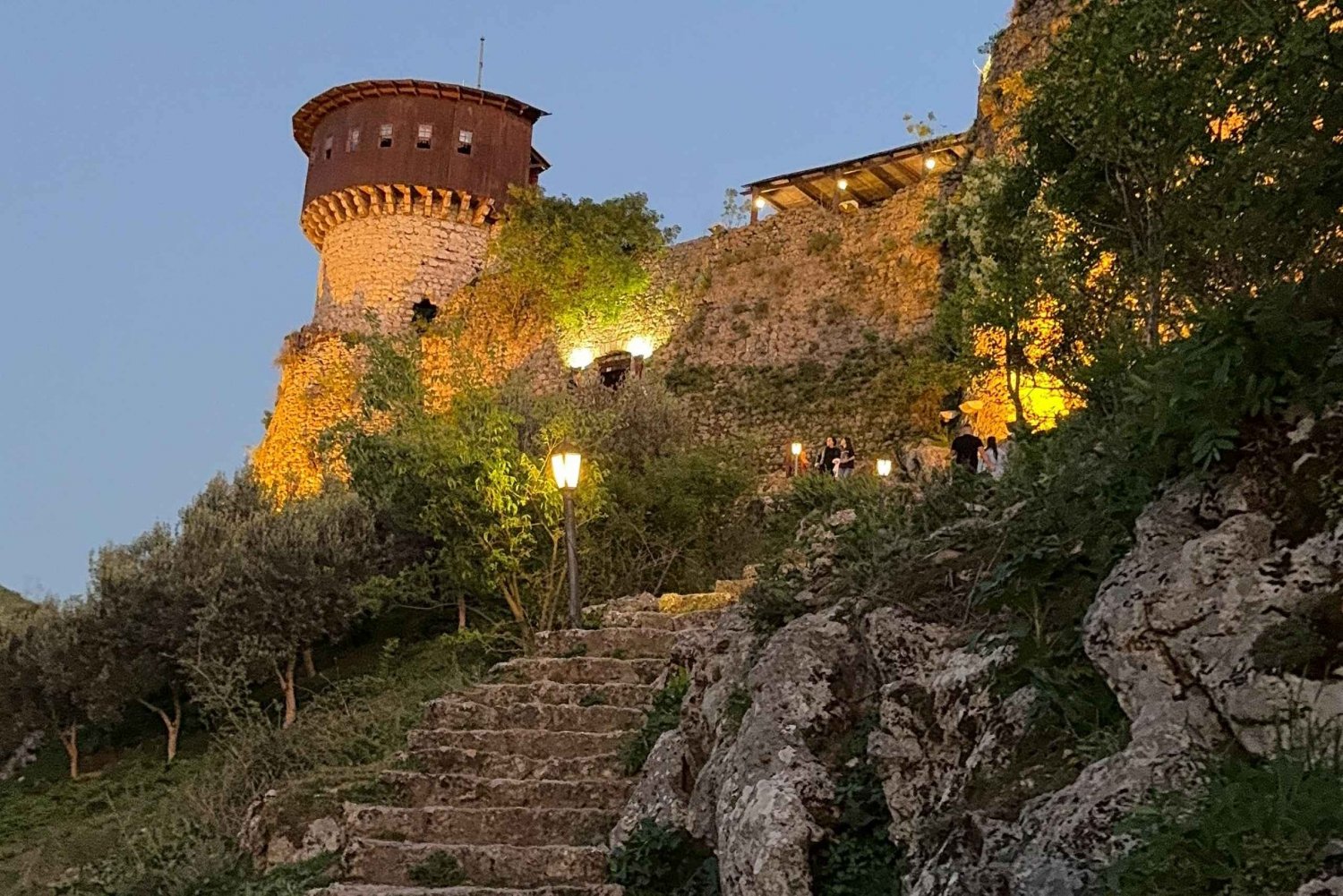 Vidunderlig solnedgang og middag i slottet i Petrela