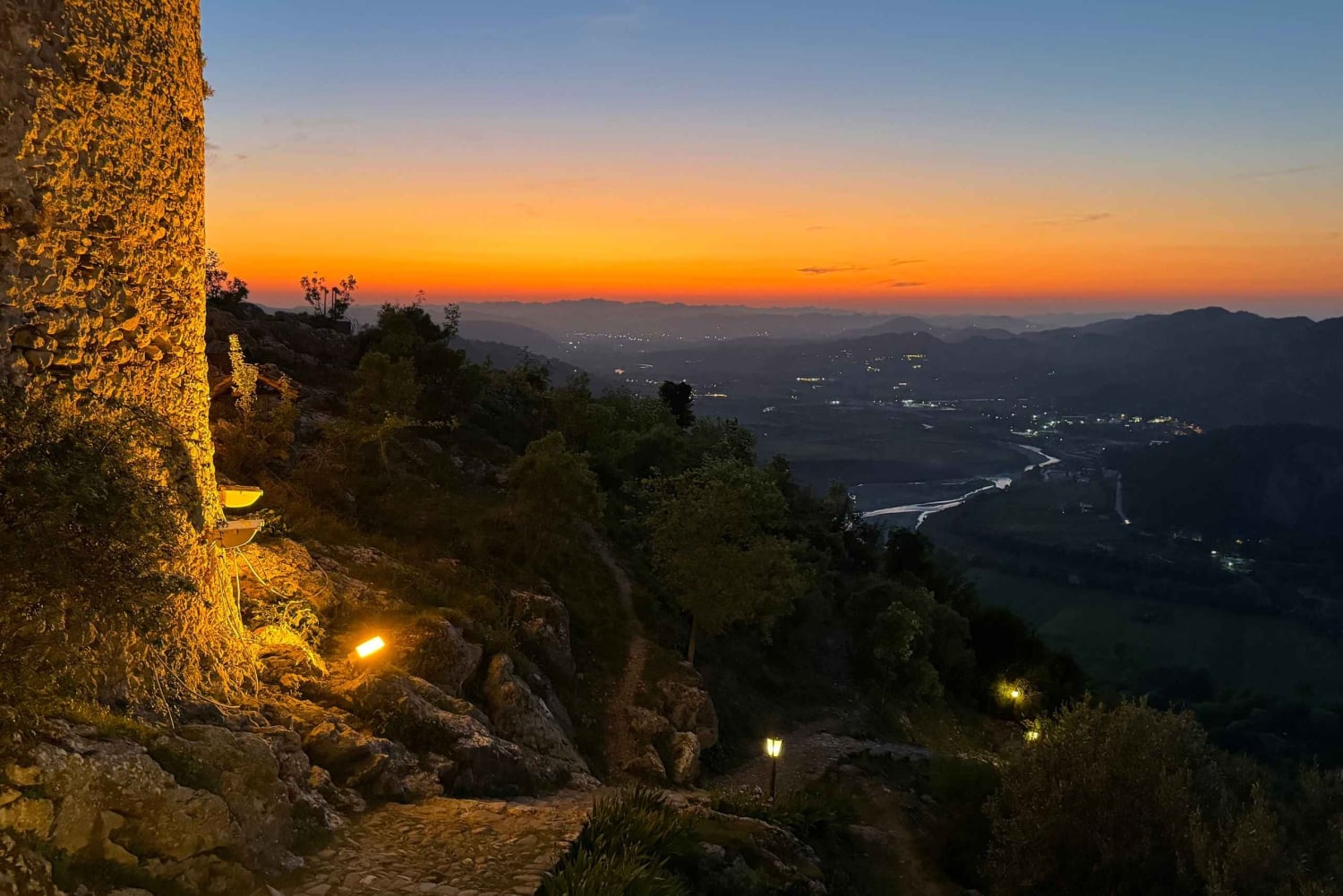 Magnifique coucher de soleil et dîner au château de Petrela