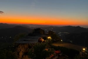 Prachtige zonsondergang en diner in het kasteel van Petrela