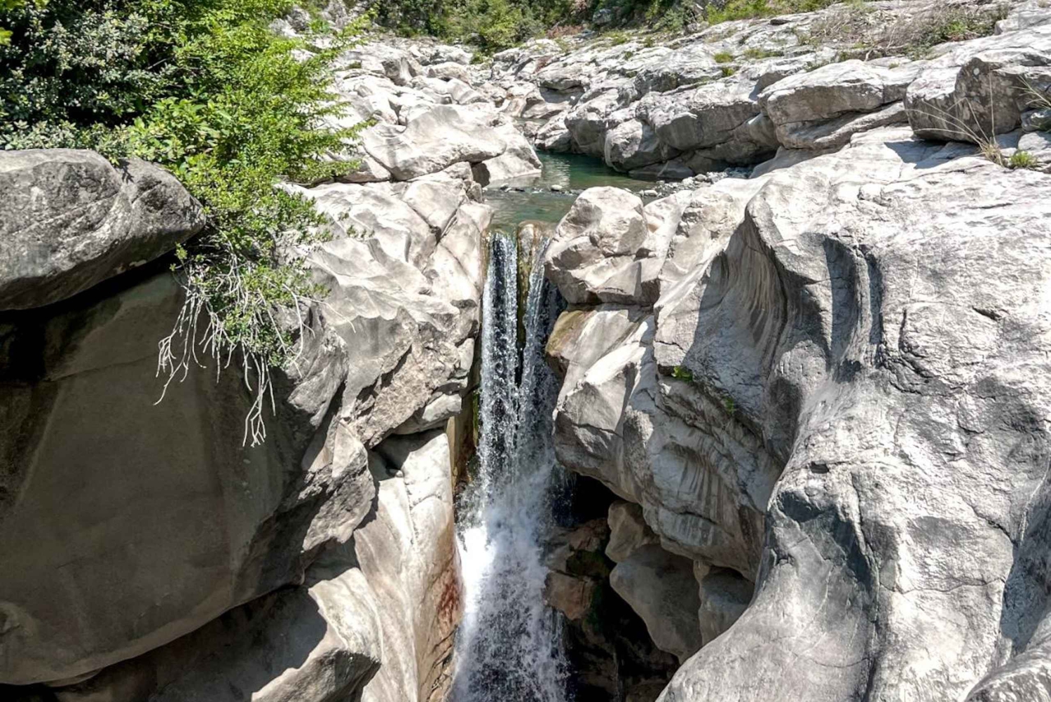 Caminho pelo desfiladeiro do rio Zeza (joia escondida) a partir de Tirana