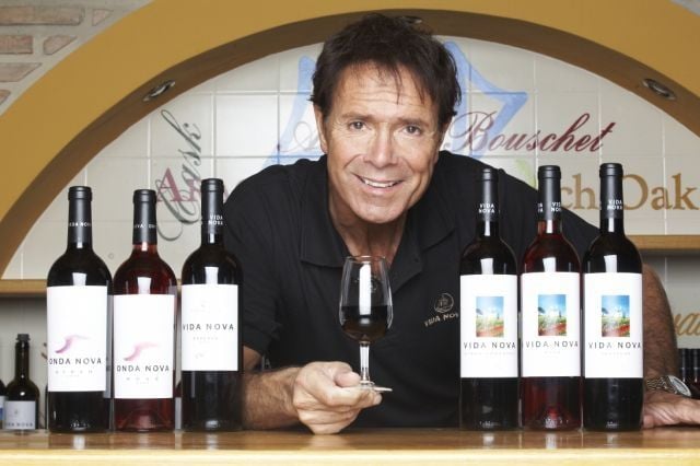 Sir Cliff Richard con vinos Vida Nova en el Algarve