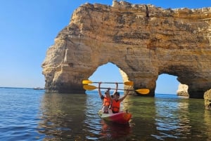 Benagil Beach: Guidad tur i kajak med grottor och klippor