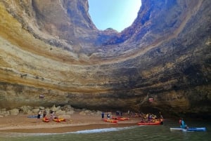 Benagil Beach: Guidad tur i kajak med grottor och klippor