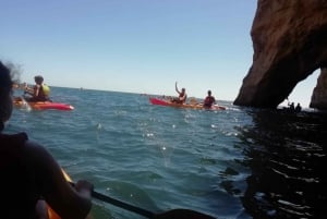 Benagil Beach: Guidad tur i kajak med grottor och klippor