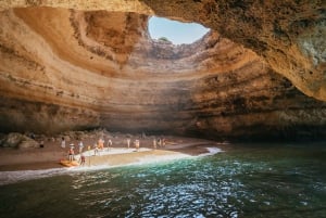 Albufeira: 2,5-godzinne jaskinie Benagil i obserwacja delfinów