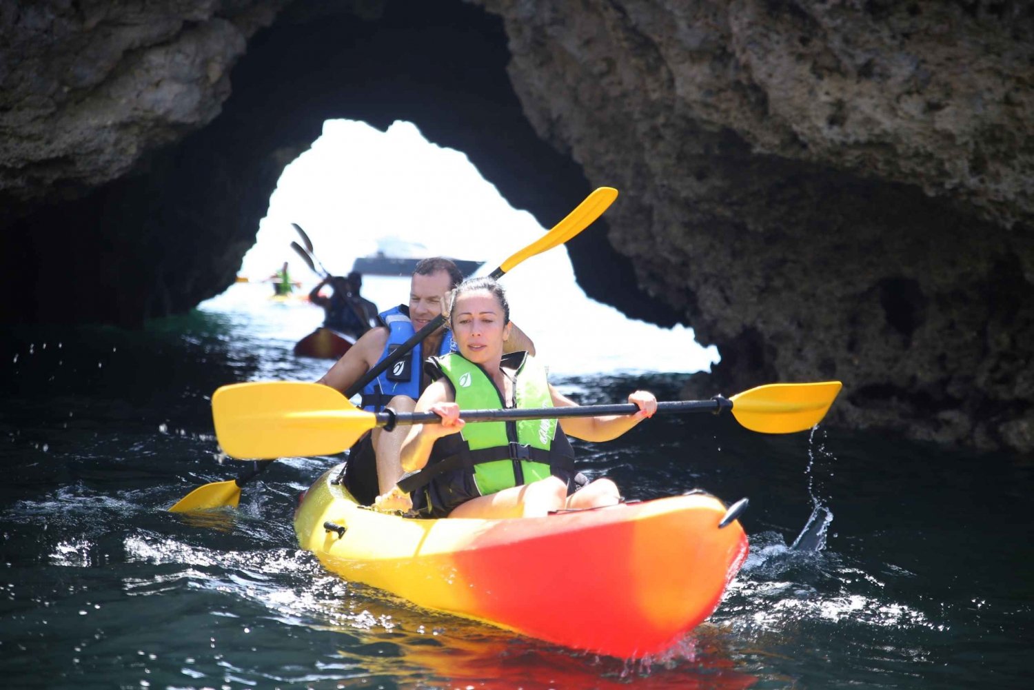 Albufeira: esperienza di 2 ore in kayak nelle grotte e nelle scogliere