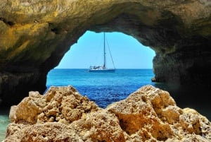 Albufeira : Croisière de 3 heures à bord d'un yacht, à l'heure du coucher du soleil, vers Benagil