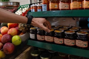 Albufeira: Una experiencia local con degustación de comida y tiendas locales