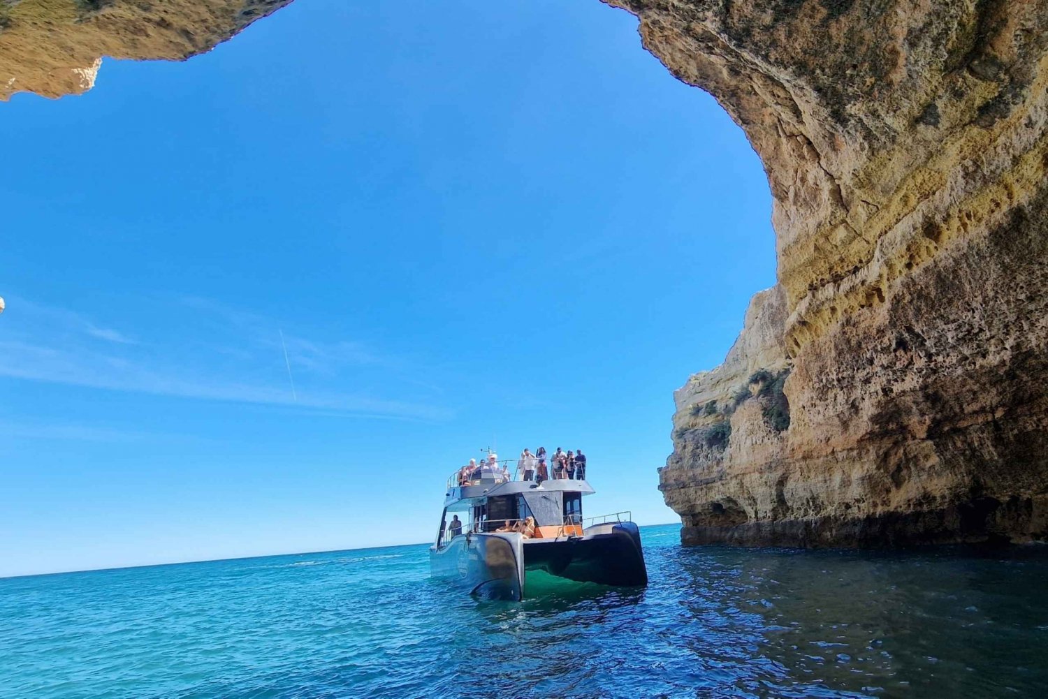 アルブフェイラ：カタマラン船による海岸線とベナジル洞窟ツアー
