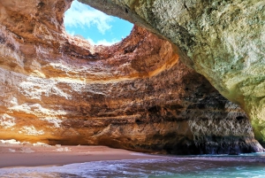 Albufeira: Kustlijn en Benagil Caves Tour per catamaran