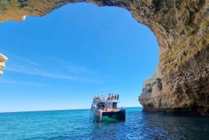 Albufeira: tour della costa e delle grotte di Benagil in catamarano