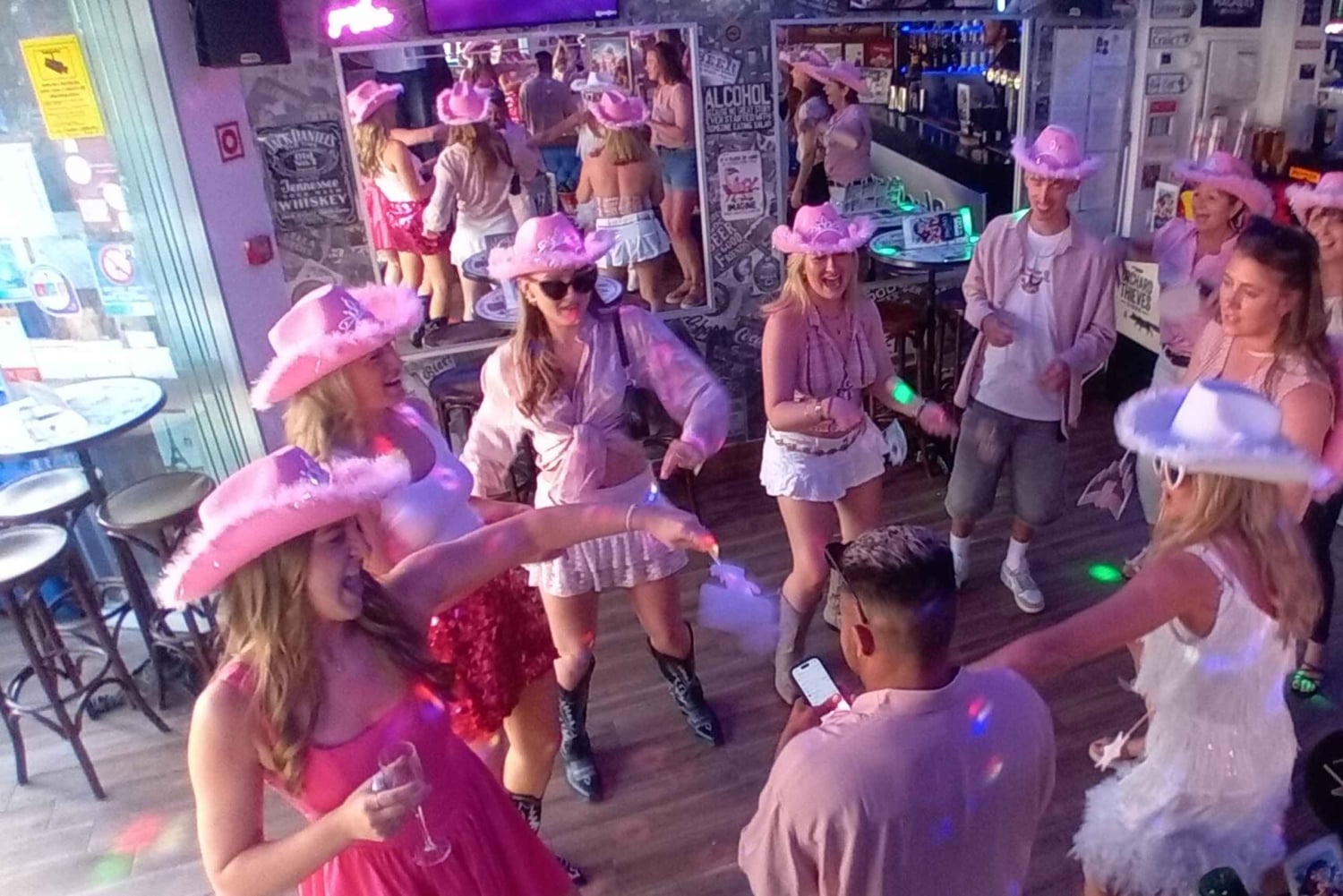 Albufeira: lekcje przyrządzania koktajli i karaoke z DJ-em