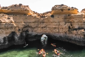 Albufeira : visite en kayak des grottes secrètes et des plages, avec arrêt baignade