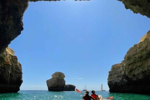 Albufeira : visite en kayak des grottes secrètes et des plages, avec arrêt baignade