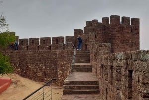 Albufeira: Silves Castle and Old Town with Chapel of Bones