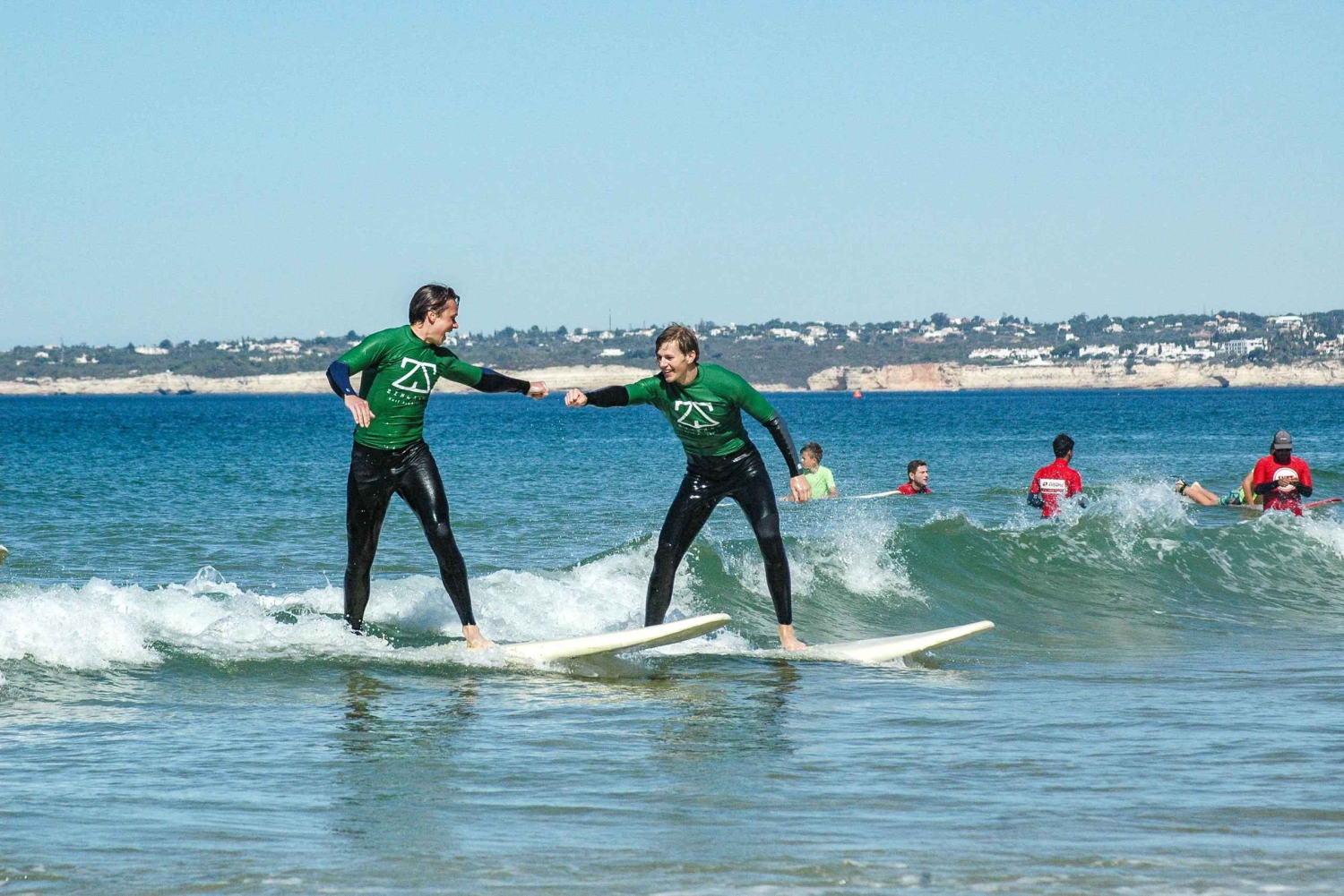 Albufeira: clase de surf en grupo pequeño con monitor privado