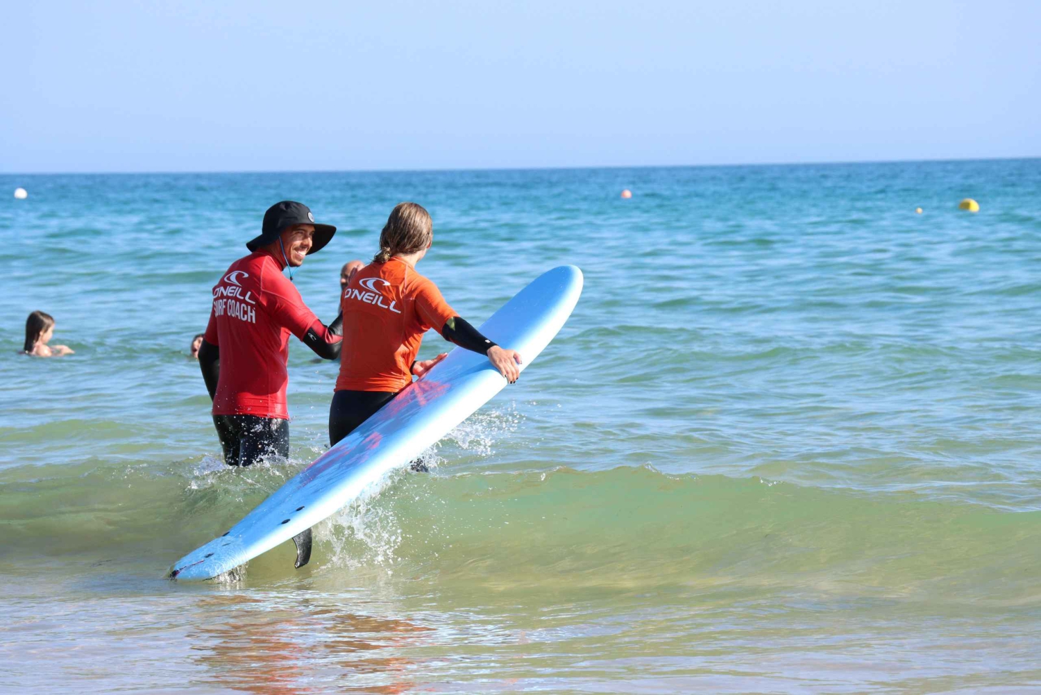 Albufeira: clase de surf en grupo pequeño con monitor privado