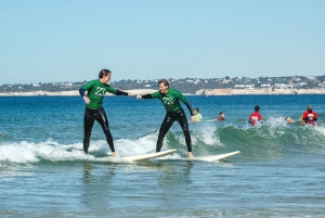 Albufeira: clase de surf en grupo pequeño con monitor privado