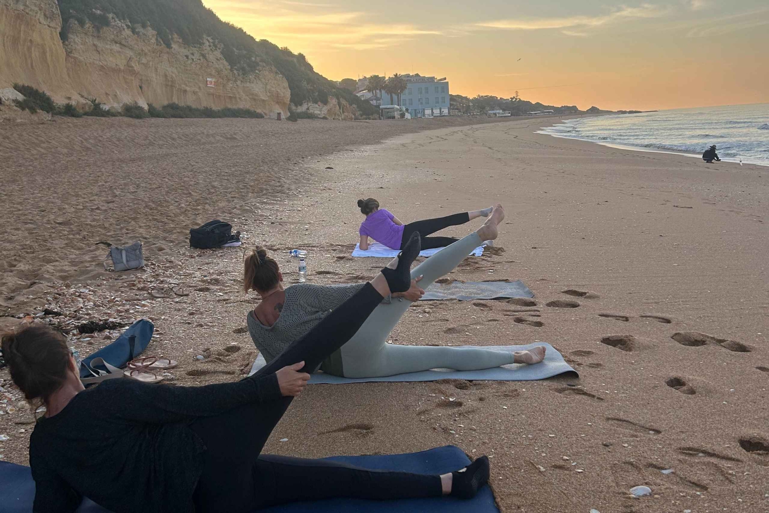 Albufeira: Sunrise Beach Yoga med instruktör