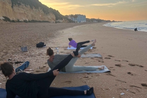 Albufeira: Sunrise Beach Yoga med instruktör