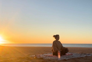 Albufeira: Sunrise Beach Yoga med instruktör
