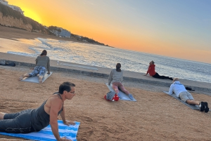 Albufeira: Sunrise Beach Yoga med instruktör