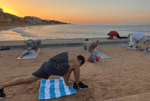 Albufeira: Sunrise Beach Yoga med instruktör
