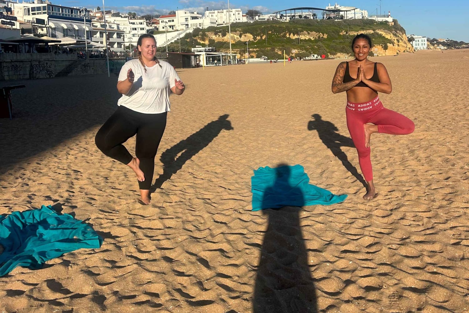 Albufeira: Yoga al tramonto sulla spiaggia