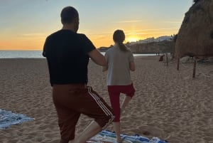 Albufeira: Yoga al tramonto sulla spiaggia