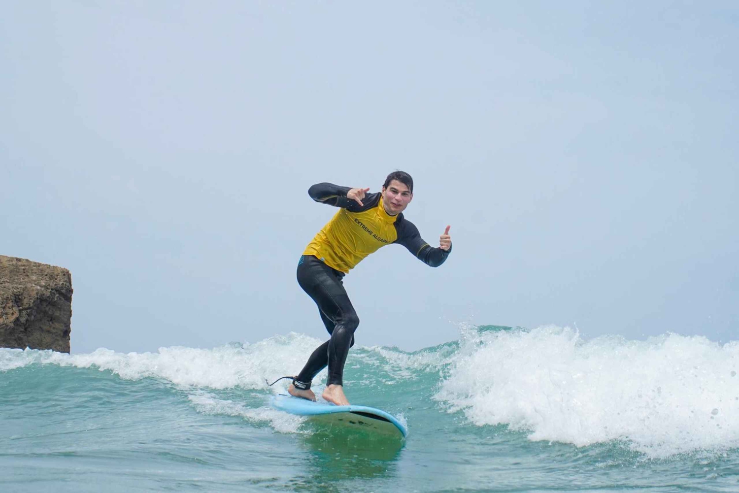 Algarve: 2 horas de aulas de surf para principiantes