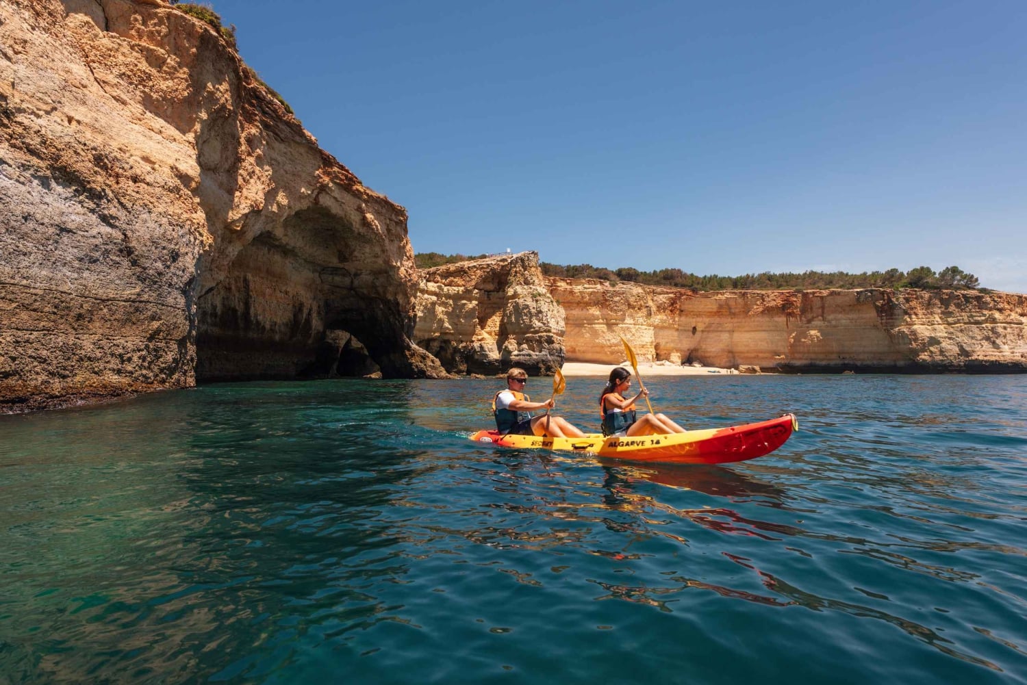 Algarve: excursión en kayak al amanecer a la cueva de Benagil con uso de ducha