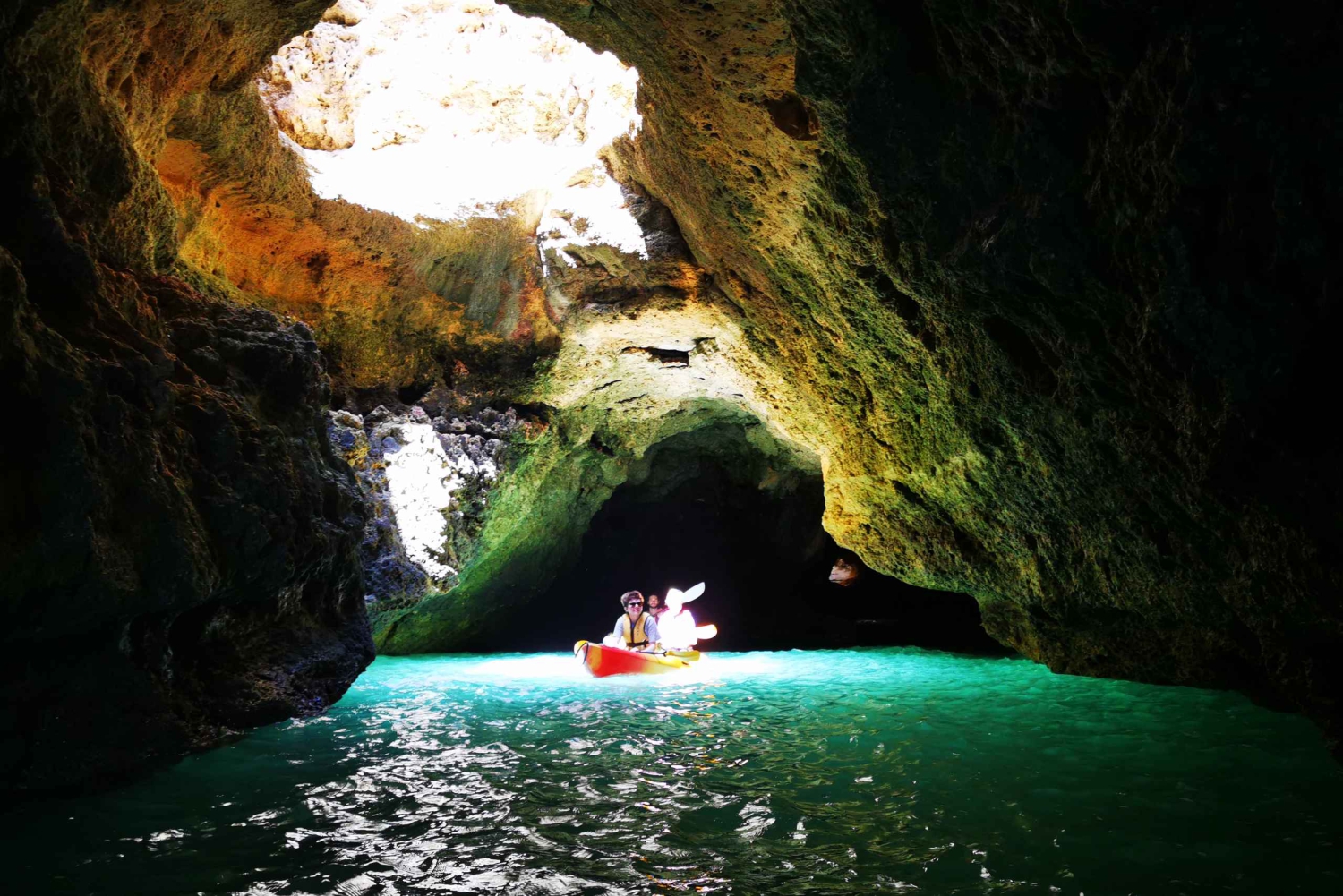 Algarve: excursión en kayak al amanecer a la cueva de Benagil con uso de ducha