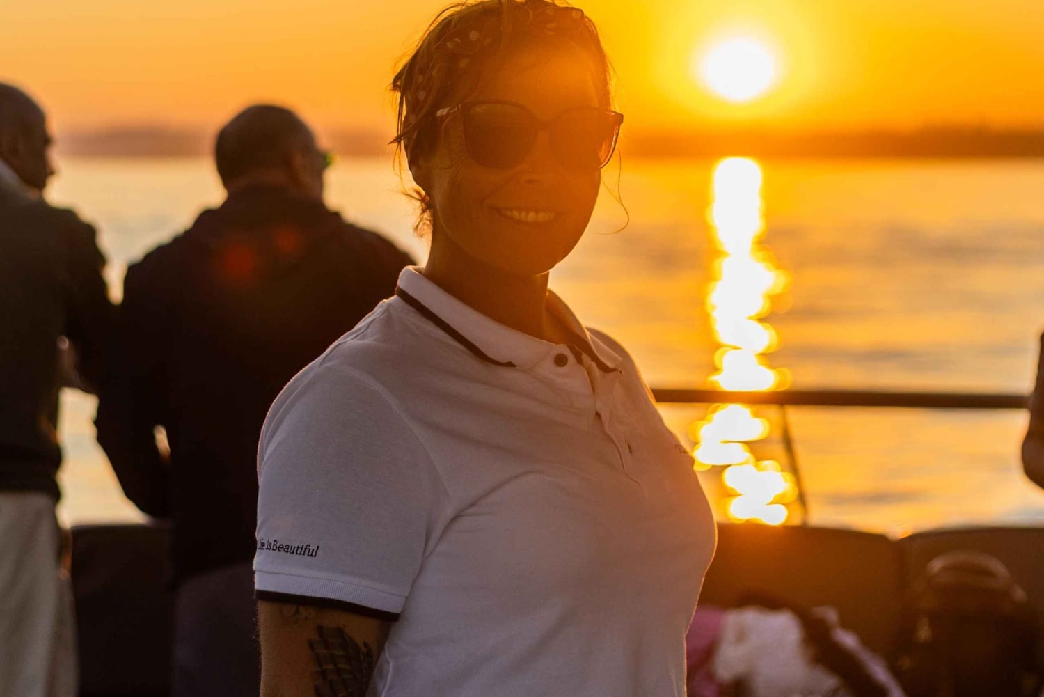 Algarve: Excursión en Catamarán al Atardecer con DJ o Guitarrista en Directo