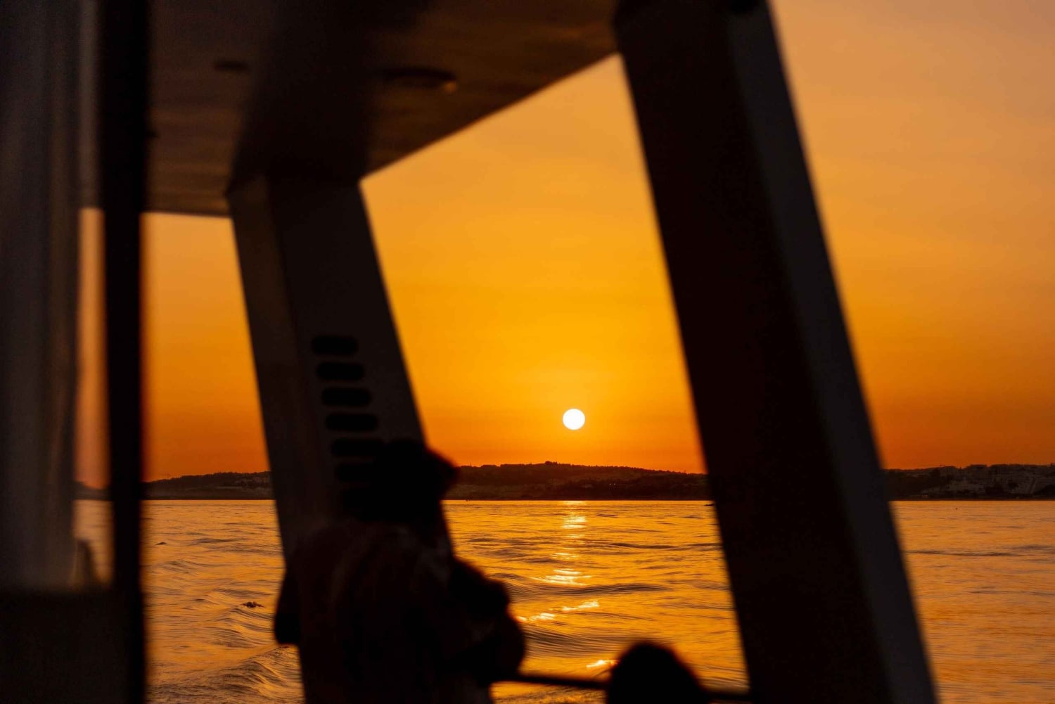 Algarve: Excursión en Catamarán al Atardecer con DJ o Guitarrista en Directo