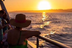 Algarve: Excursión en Catamarán al Atardecer con DJ o Guitarrista en Directo