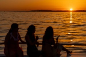 Algarve: Excursión en Catamarán al Atardecer con DJ o Guitarrista en Directo