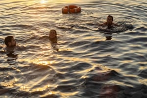 Algarve: Excursión en Catamarán al Atardecer con DJ o Guitarrista en Directo
