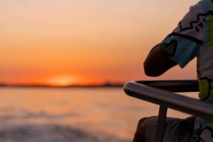 Algarve: Excursión en Catamarán al Atardecer con DJ o Guitarrista en Directo