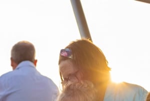 Algarve: Excursión en Catamarán al Atardecer con DJ o Guitarrista en Directo