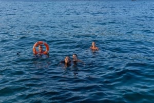 Algarve: Excursión en Catamarán al Atardecer con DJ o Guitarrista en Directo