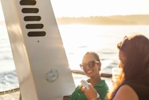 Algarve: Excursión en Catamarán al Atardecer con DJ o Guitarrista en Directo